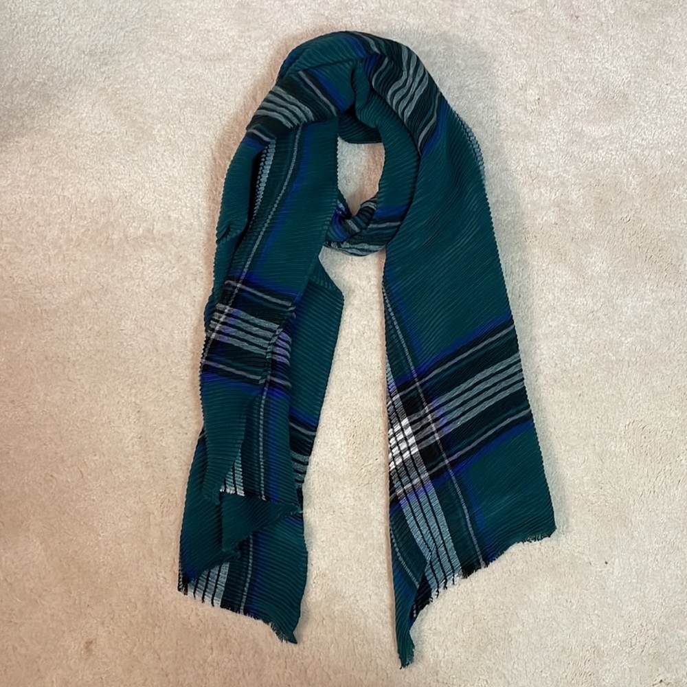 BASS NWT Women’s Scarf polyester oversize tartan black green plaid - Picture 2 of 9